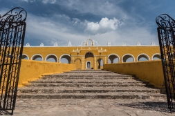 Izamal, "ciudad amarilla" (the yellow city)